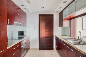 Fridge, microwave, oven, stovetop - Blueground | Downtown Dubai, pool, nr Burj Khalifa (Dubai)