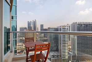Outdoor dining - Blueground | Downtown Dubai, pool, nr Burj Khalifa (Dubai)