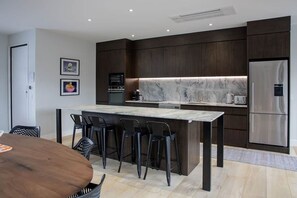 Jääkaappi, mikroaaltouuni, uuni, liesi