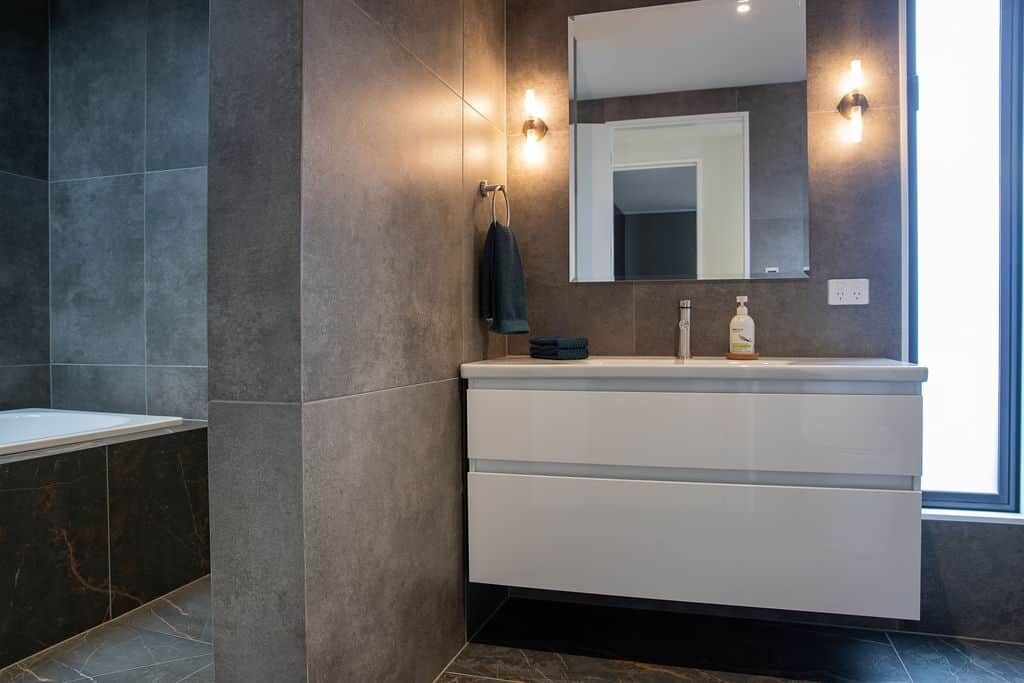 Sèche-cheveux, serviettes fournies, savon, shampoing