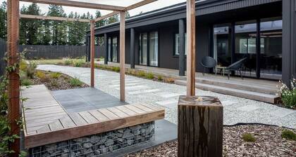 The Black Box - Modern, spacious & private 3 b/r sanctuary