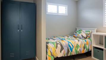 3 bedrooms, desk, iron/ironing board, free WiFi