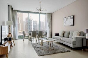 TV, stereo - Blueground | Dubai Marina, pool, nr Marina (Dubai)