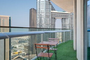 Outdoor dining - Blueground | Downtown Dubai, pool, nr Burj Khalifa (Dubai)
