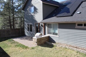Terrace/patio - Family-Friendly 4BR Home Near NAU, A/C, Fireplace, Loft & Backyard BBQ (Flagstaff)