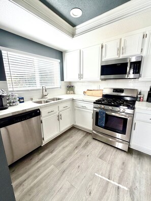 ثلاجة، ميكروويف، فرن، موقد طهي مسطح