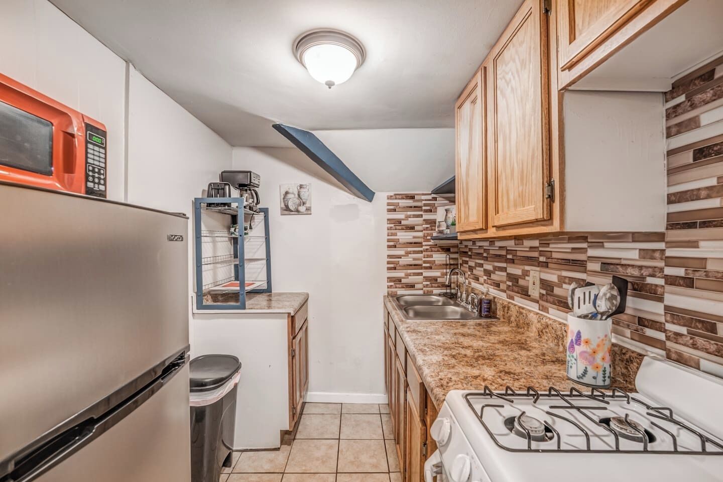 冷蔵庫、電子レンジ、オーブン、コンロ