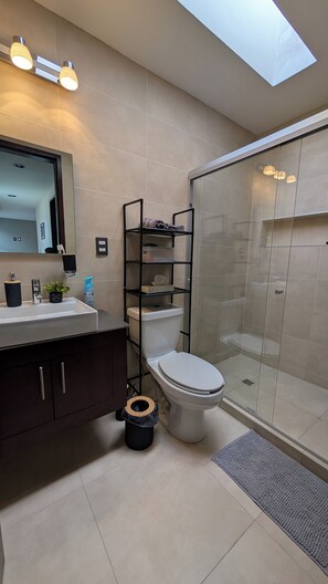 Shower, hair dryer, towels, soap - Wonderful 3-bedroom townhome in Zacatecas (Zacatecas)