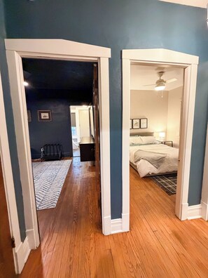 5 habitaciones, escritorio, tabla de planchar con plancha y wifi gratis 