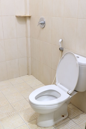 Basic-Doppel- oder -Zweibettzimmer, Balkon, Stadtblick | Badezimmer | Dusche, Handtücher, Toilettenpapier