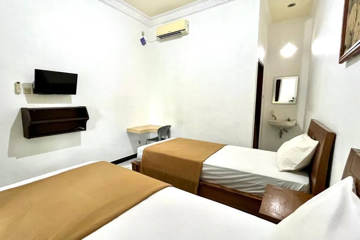 Habitación básica con 1 cama matrimonial o 2 individuales, balcón, vista a la ciudad | Escritorio y wifi gratis