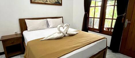 Quarto casal ou duplo básico, sacada, vista para a cidade | Escrivaninha, Wi-Fi de cortesia