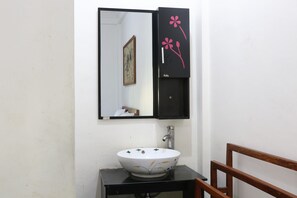 ห้องเบสิกดับเบิลหรือทวิน, ระเบียง, วิวเมือง | โต๊ะทำงาน, Wi-Fi ฟรี