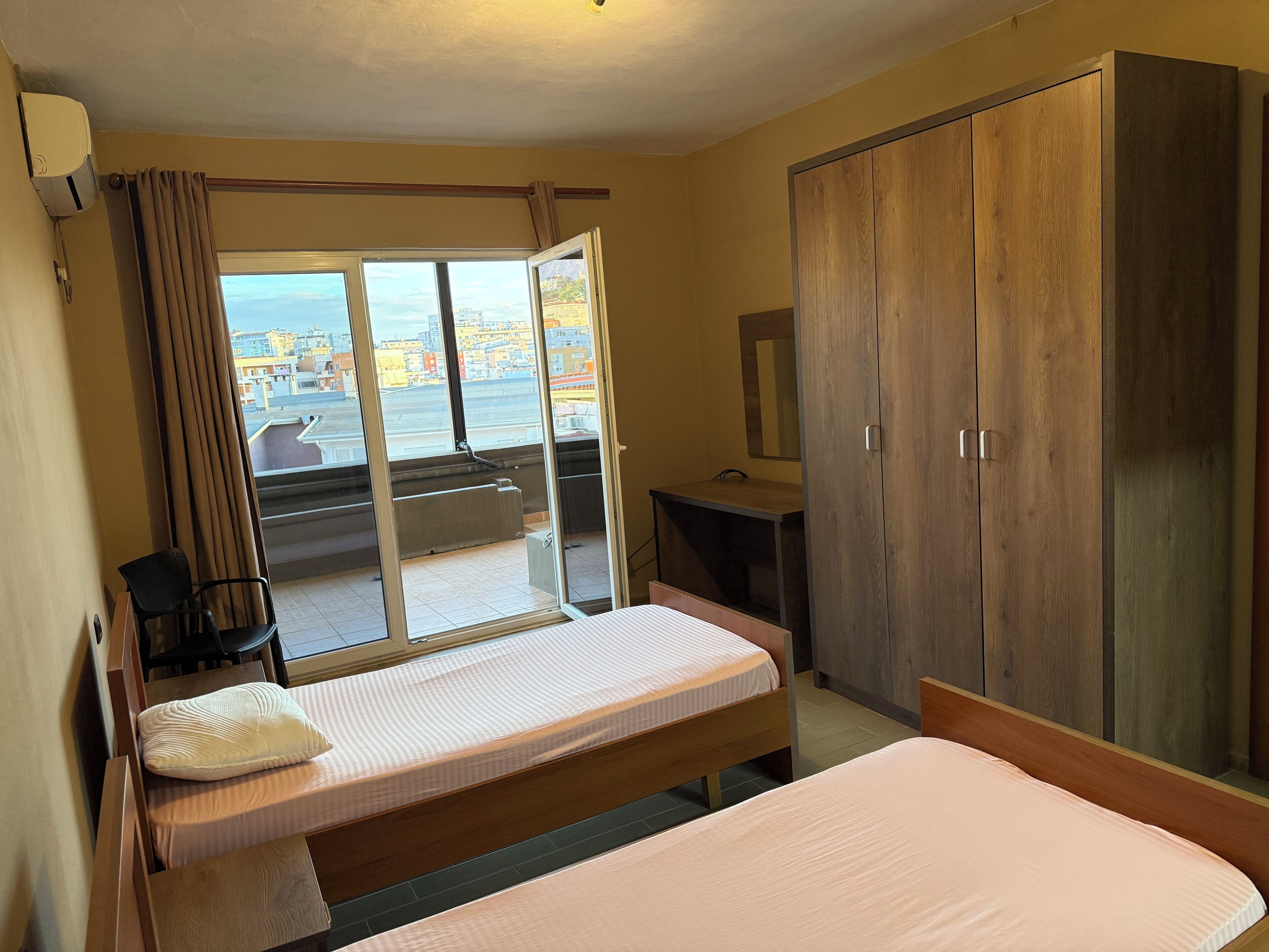 Estudio estándar, 2 camas individuales, balcón, vista a la ciudad | Espacio para trabajar con laptop y wifi gratis 