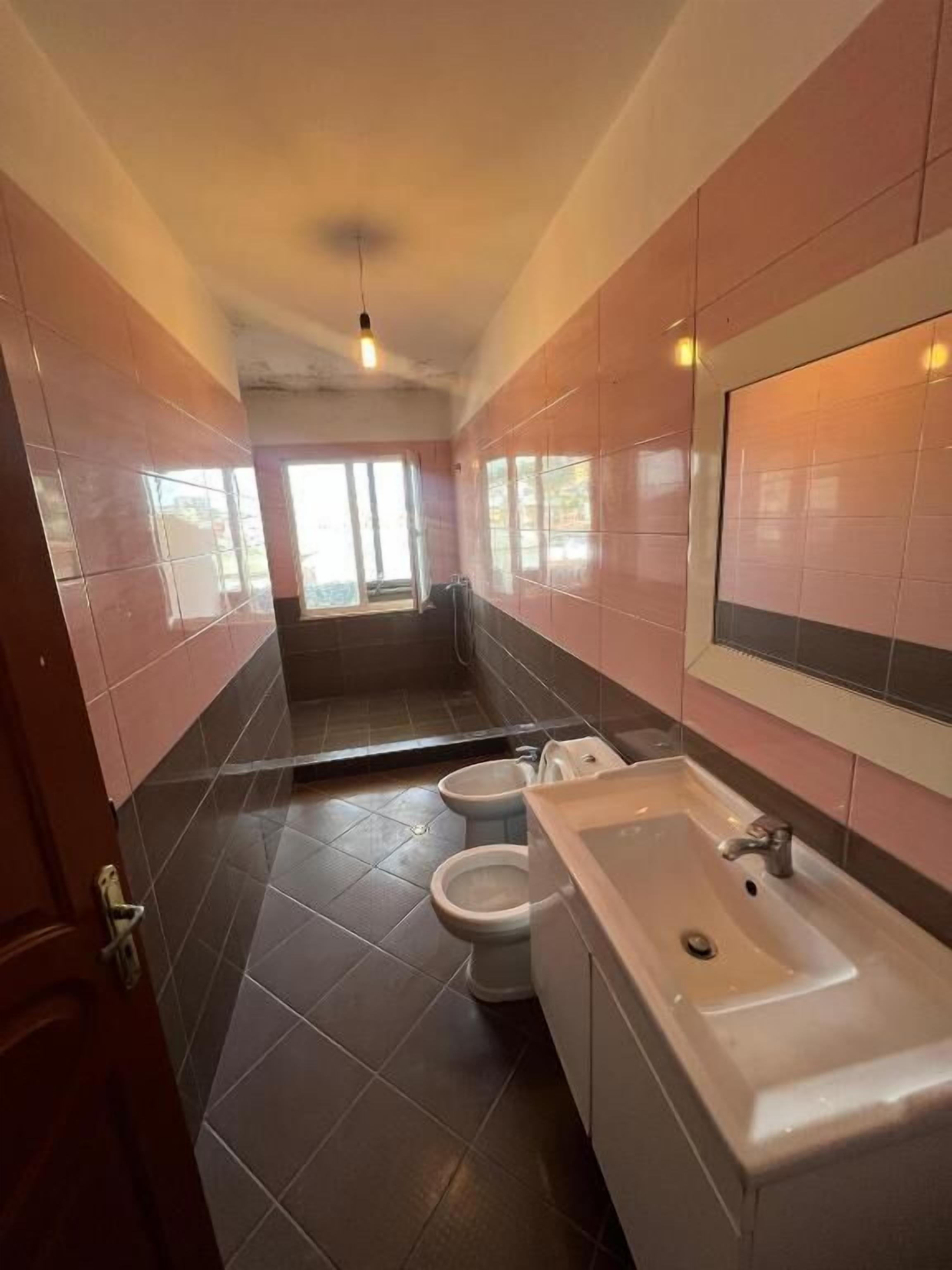 Dusj, håndklær, såpe og sjampo