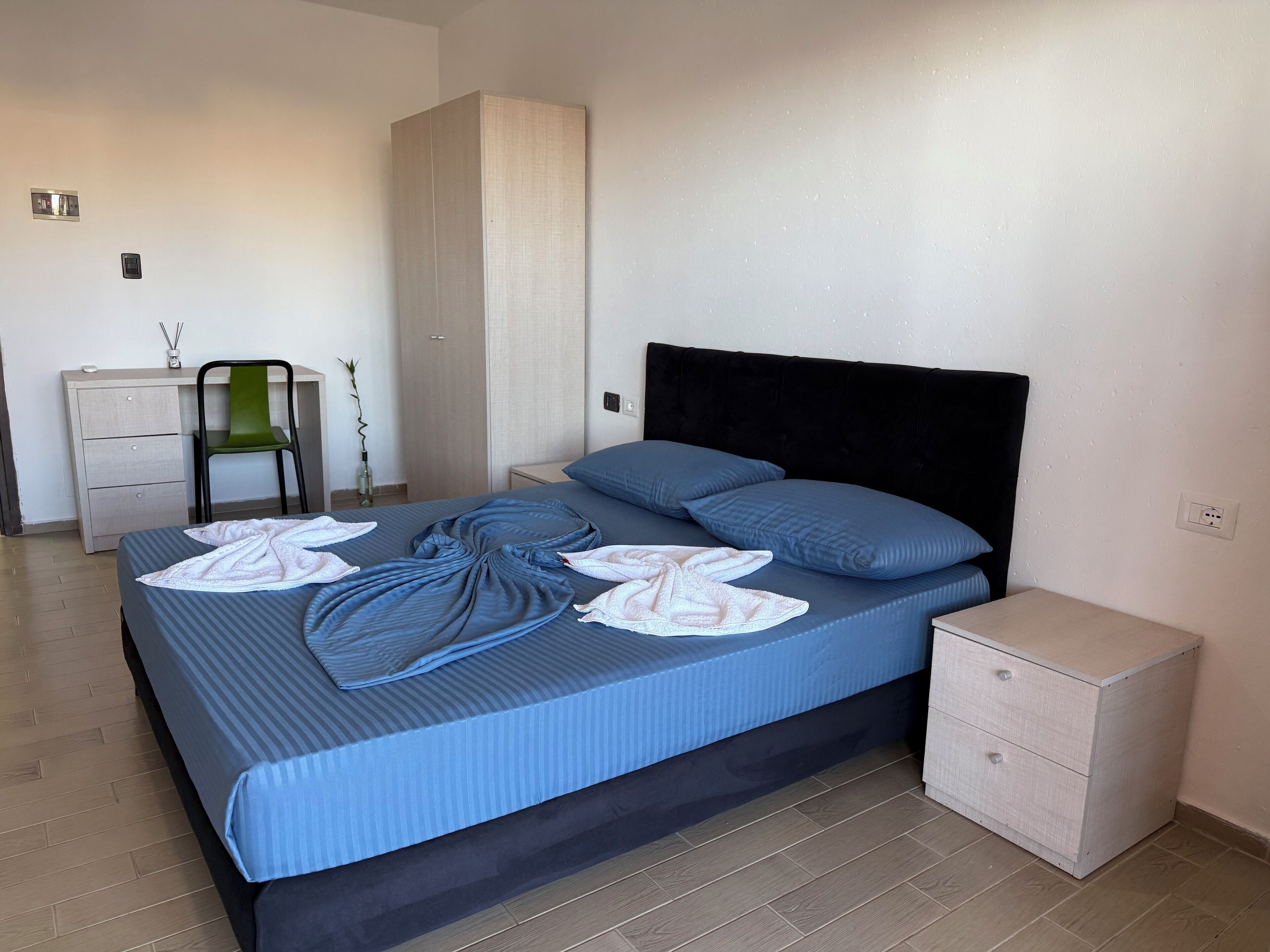 Estudio Confort, vista a la ciudad | Espacio para trabajar con laptop y wifi gratis 