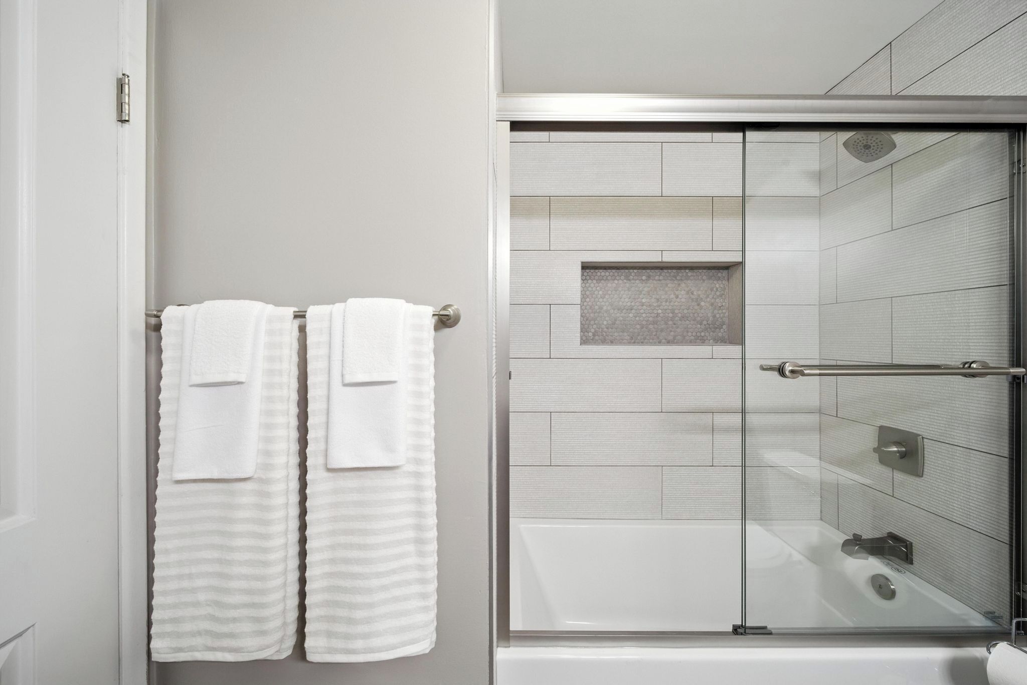 Douche, séchoir à cheveux, serviettes fournies, savon