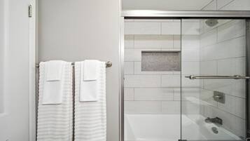 Douche, séchoir à cheveux, serviettes fournies, savon