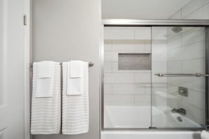 Douche, séchoir à cheveux, serviettes fournies, savon