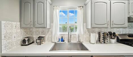 Mikrowelle, Ofen, Herdplatte, Geschirrspüler