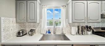 5 STAR Location. Walk to Old Town & Nightlife. Private Yard + BBQ