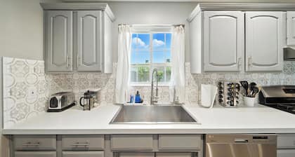 5 STAR Location. Walk to Old Town & Nightlife. Private Yard + BBQ