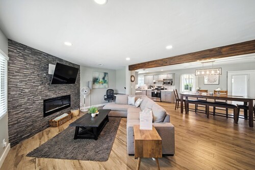 5 STAR Location. Walk to Old Town & Nightlife. Private Yard + BBQ