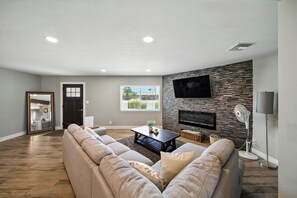 Televisión y chimenea 