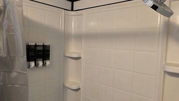 Dusche, Haartrockner, Handtücher, Seife