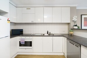 Réfrigérateur, micro-ondes, four, plaque de cuisson