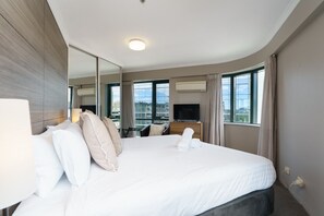 2 bedrooms, iron/ironing board, free WiFi, bed sheets - NEW TO VRBO: Central 2BR apartment, Hotel vibe, Walk everywhere (Braddon)
