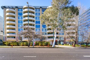Exterior - NEW TO VRBO: Central 2BR apartment, Hotel vibe, Walk everywhere (Braddon)