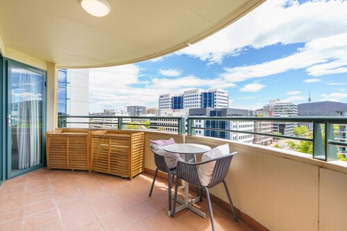 NEW TO VRBO: Central 2BR apartment, Hotel vibe, Walk everywhere