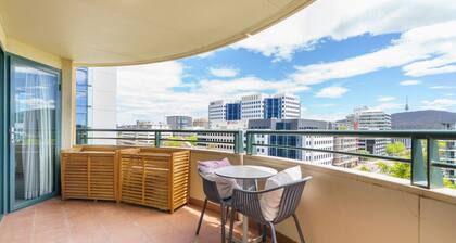 NEW TO VRBO: Central 2BR apartment, Hotel vibe, Walk everywhere