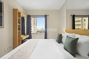 Appartement, 2 slaapkamers, uitzicht op stad | Een bureau, een laptopwerkplek, een strijkplank/strijkijzer, gratis wifi