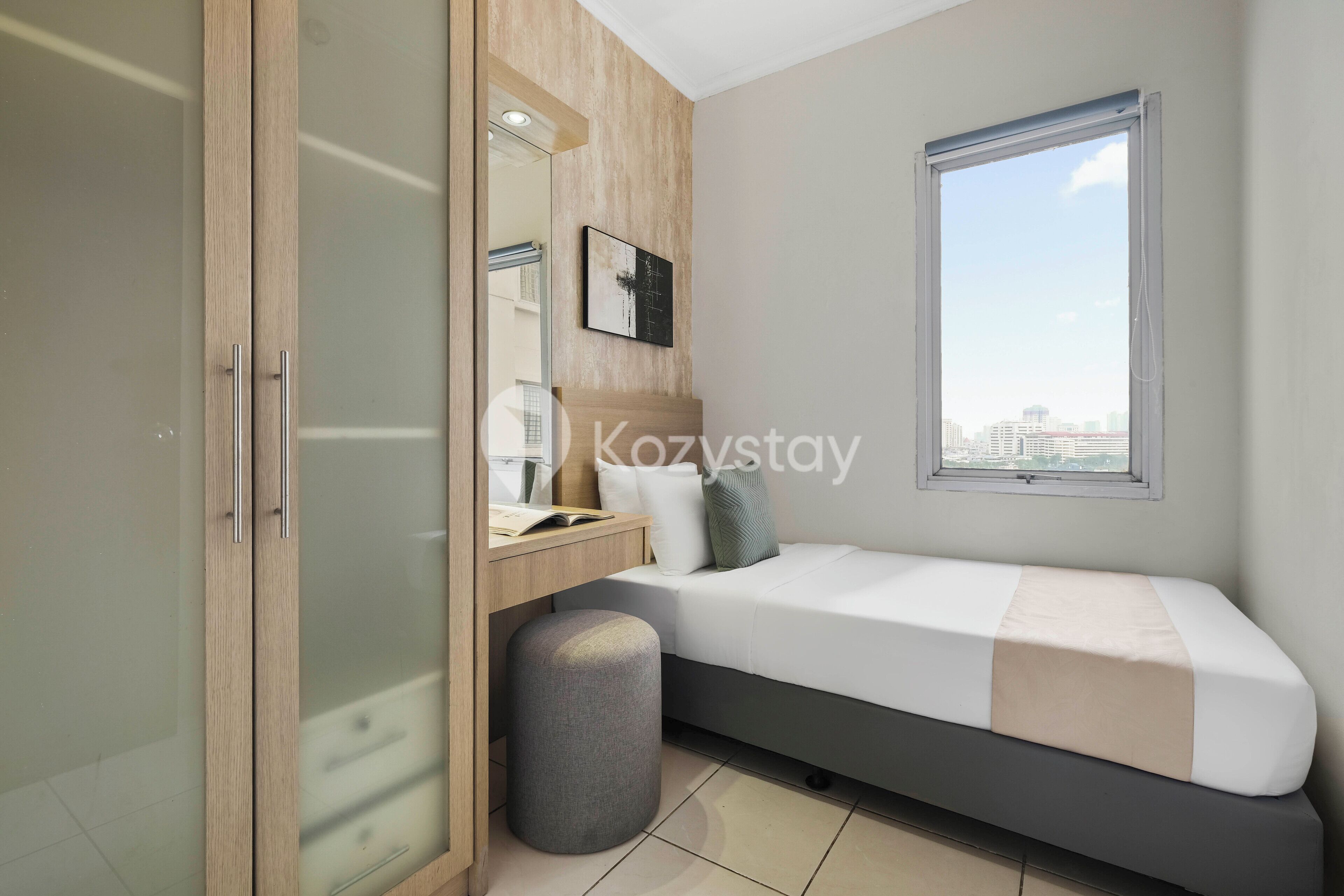 Un dormitorio moderno con una cama, un escritorio, un espejo y una ventana.