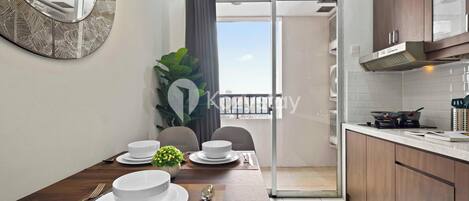 Apartment, 2 Bedrooms, City View | Dining room