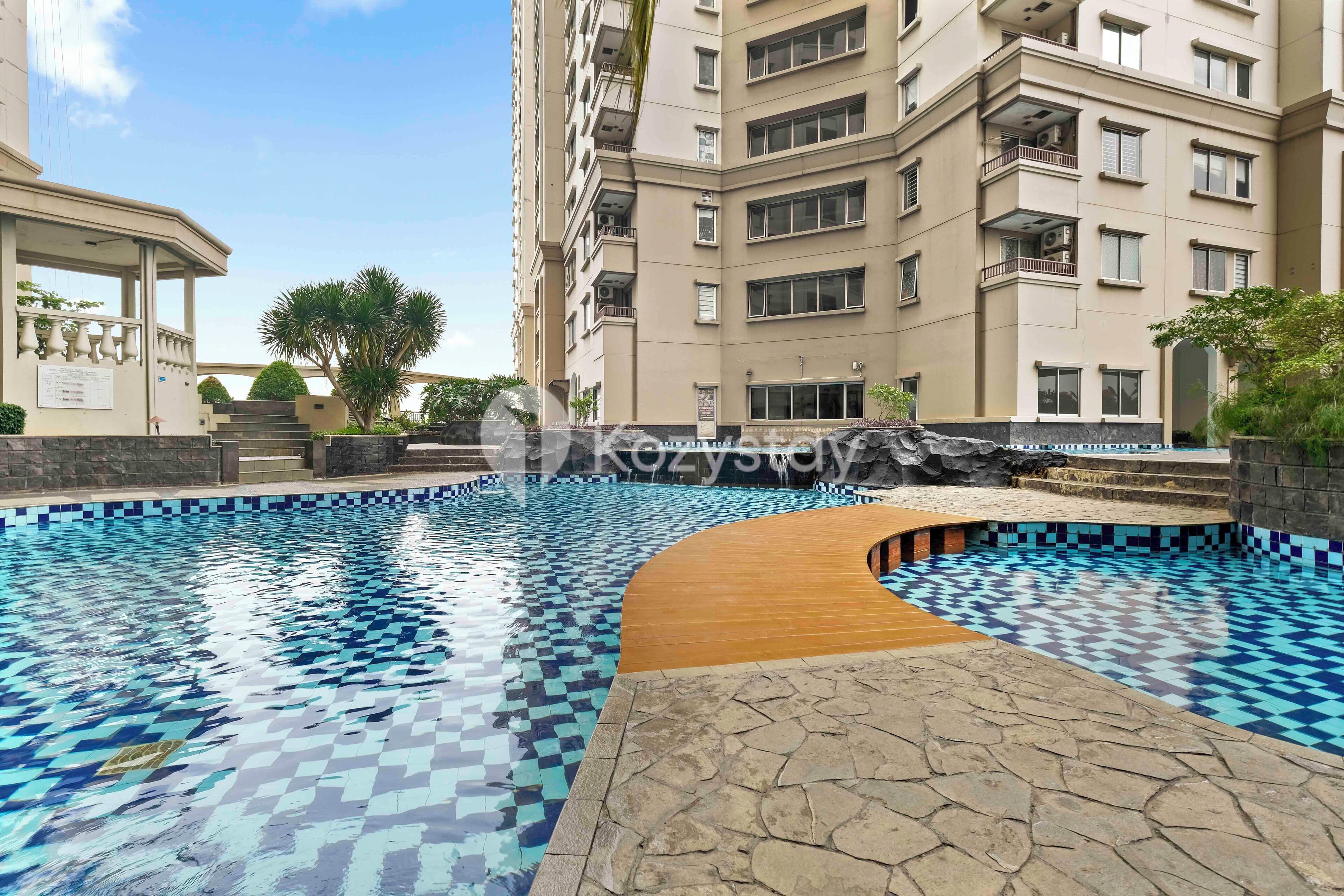 สระว่ายน้ำกลางแจ้ง