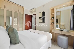 Apartamento, 2 habitaciones, vistas a la ciudad | Escritorio y espacio para trabajar con un portátil