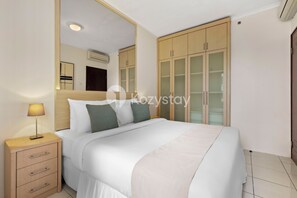 Apartment, 2 Bedrooms, City View | Desk, laptop workspace, iron/ironing board, free WiFi - Loriva by Kozystay - Ancol (Jakarta)