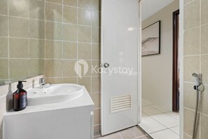 Apartment, 2 Bedrooms, City View | Bathroom | Shower, hair dryer, bidet, towels - Loriva by Kozystay - Ancol (Jakarta)