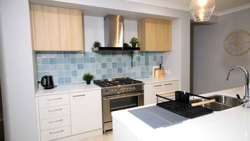 Kühlschrank, Mikrowelle, Ofen, Geschirrspüler