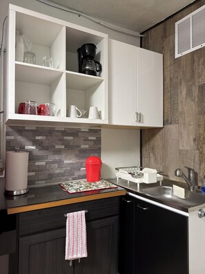 Fridge, microwave, stovetop, dishwasher