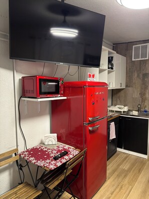 Kylskåp, mikrovågsugn, spishäll och diskmaskin