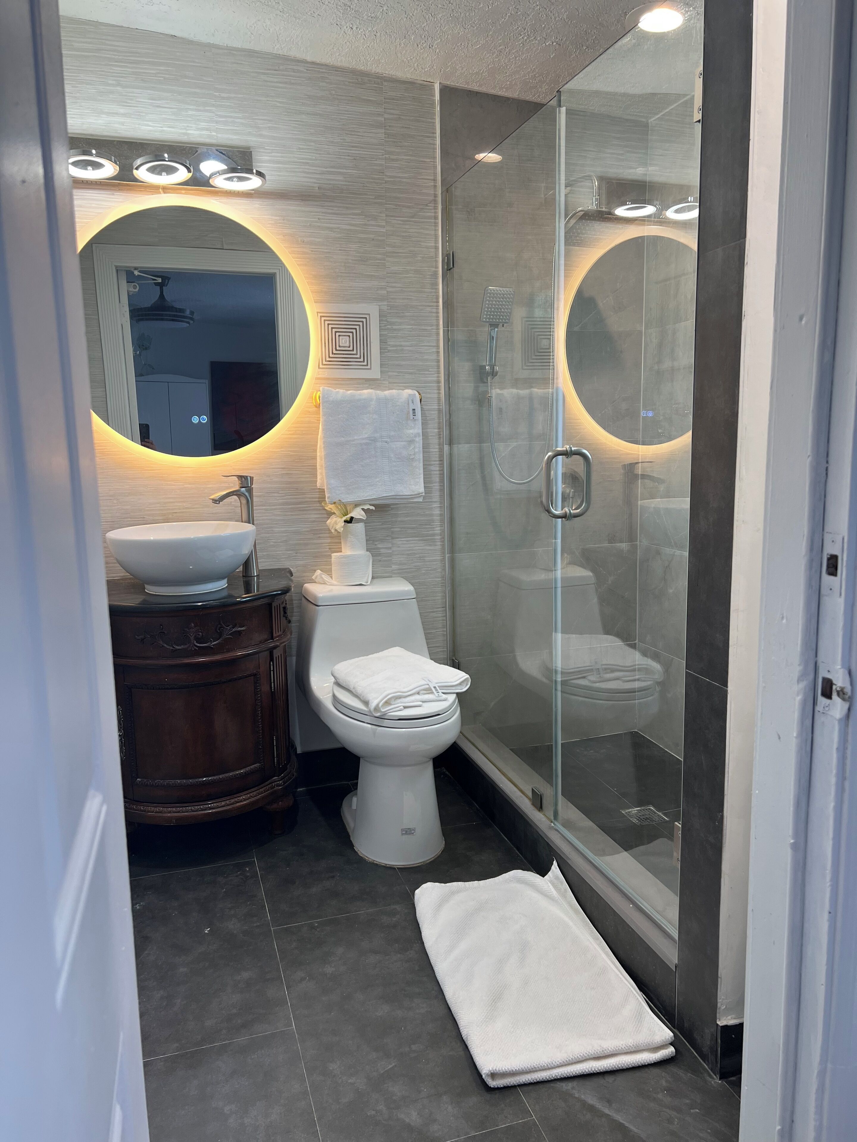 Haartrockner, Handtücher, Seife, Toilettenpapier
