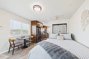 Silitysrauta/-lauta, Wi-Fi, vuodevaatteet