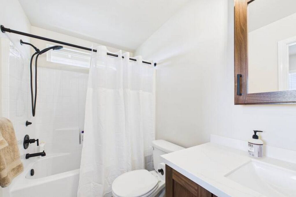 ヘアドライヤー、タオル、石鹸、トイレットペーパー