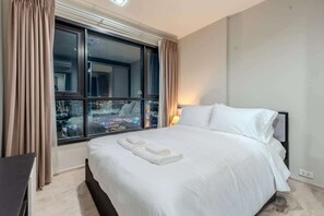 Tabla de planchar con plancha, wifi gratis y ropa de cama 