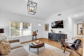 TV - Downtown Magnolia Oasis (Ocean Springs)