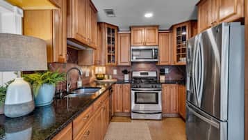 Microwave, oven, dishwasher, coffee/tea maker